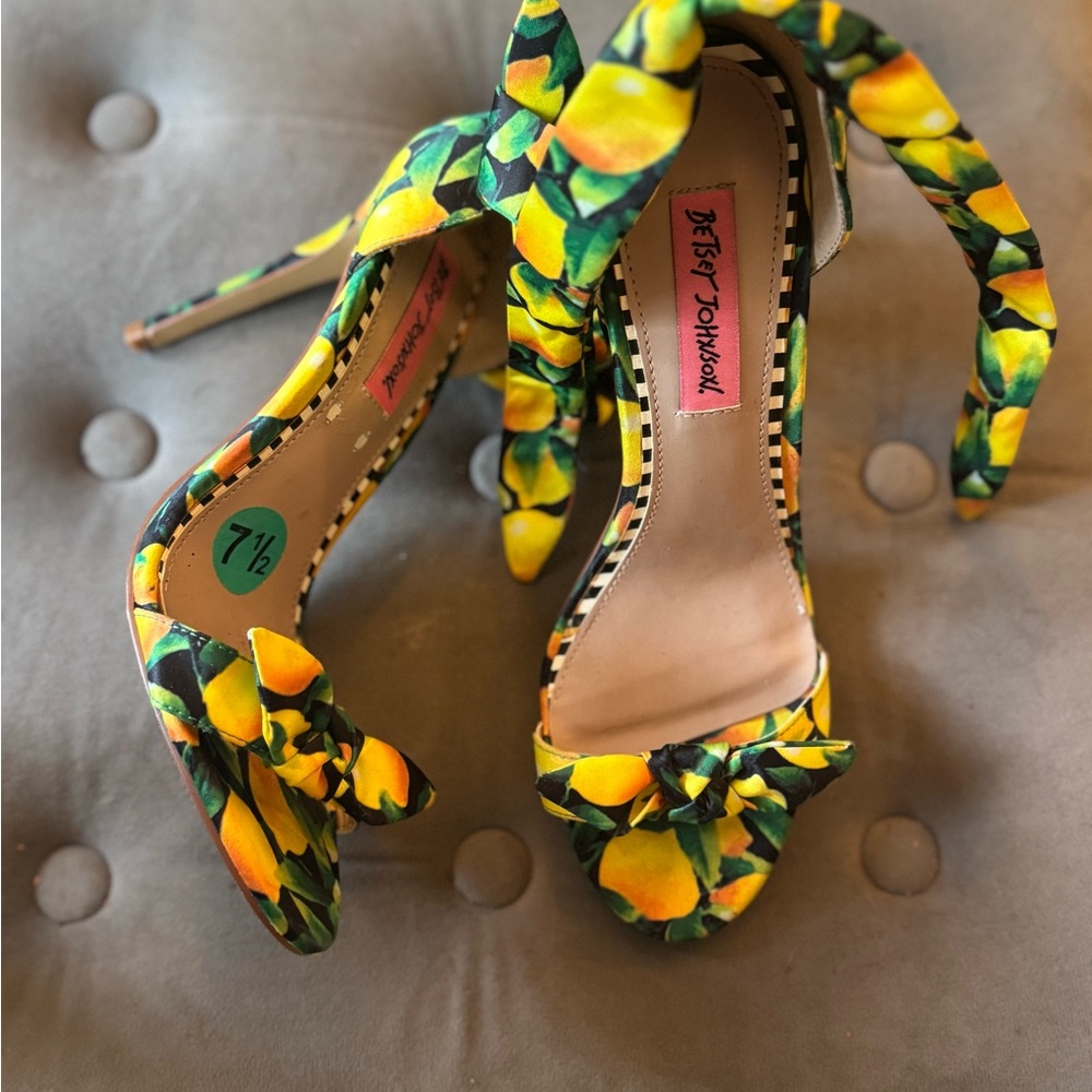 Betsey Johnson Lemon Print Women's Shoes - Picture 3 of 5